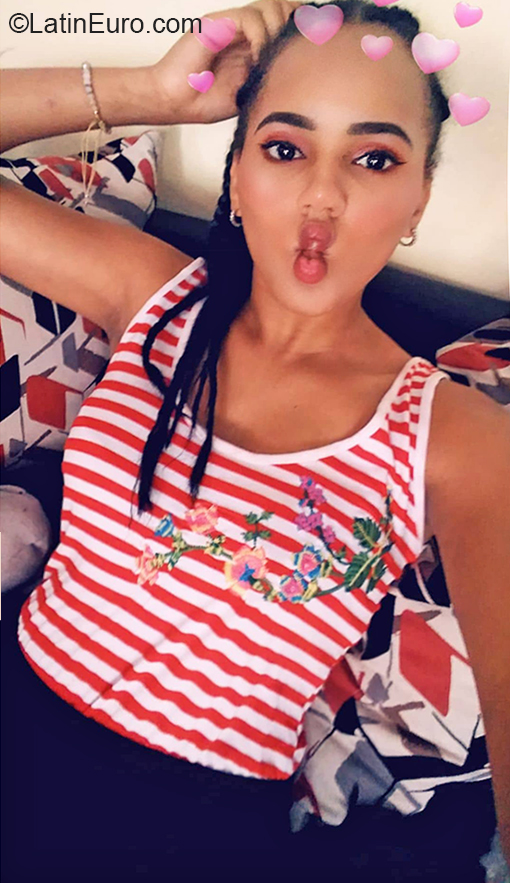 Date this beautiful Dominican Republic girl Esmaily from Santo Domingo DO37410