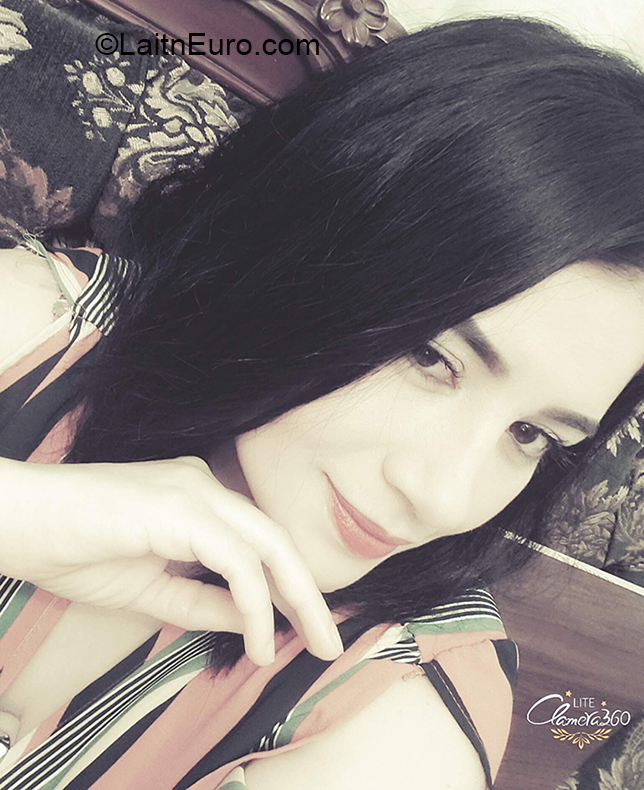 Date this cute Ecuador girl Damaris from Quito EC434