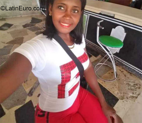 Date this hard body Dominican Republic girl Yulissa from Haina DO37467