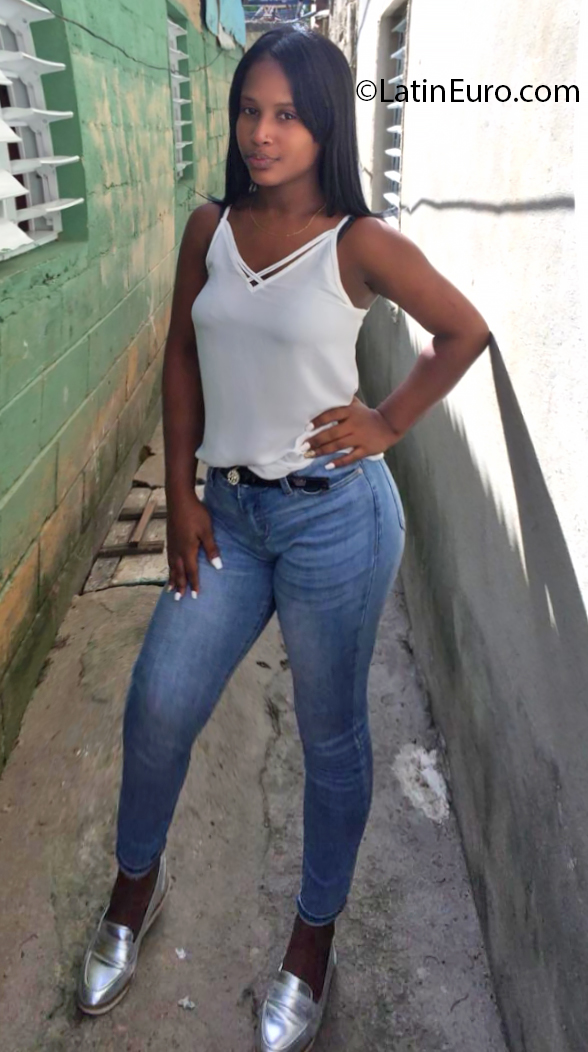 Date this stunning Dominican Republic girl Emi from Santiago DO37572
