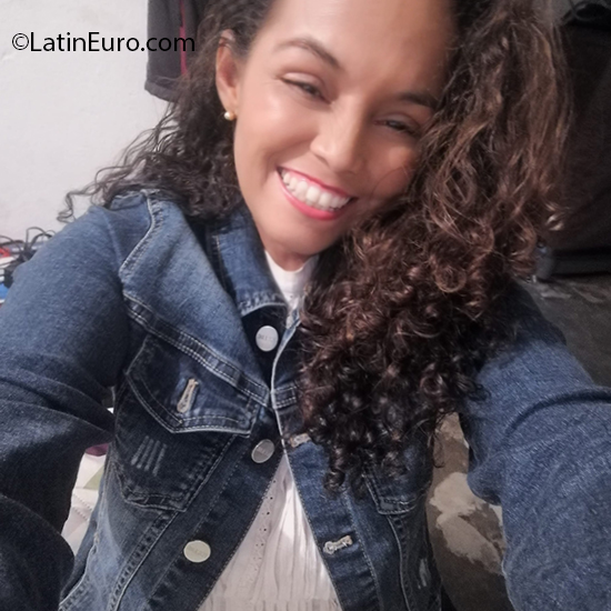 Date this nice looking Colombia girl Mary from Bucaramanga CO26935