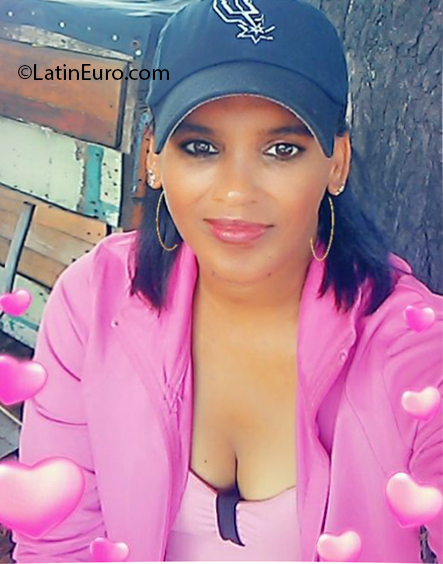 Date this happy Dominican Republic girl Ana from Santiago DO37653