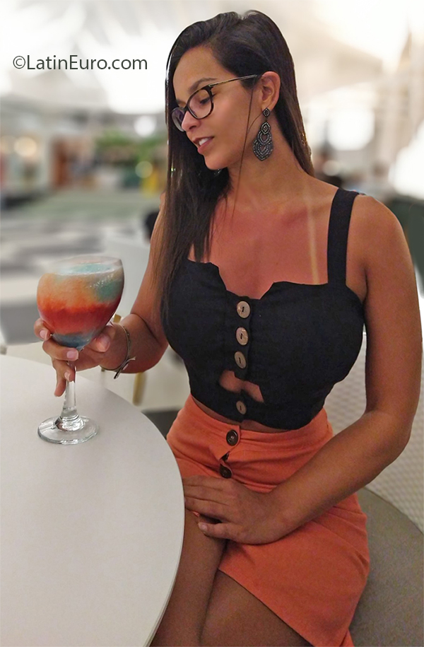 Date this charming United Kingdom girl Bruna from Bristol GB1016