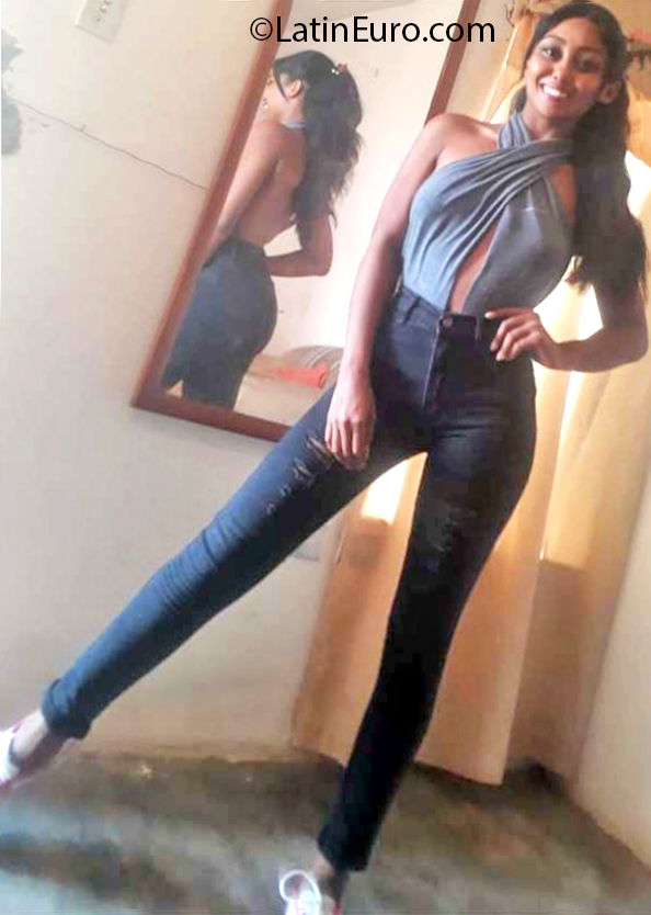 Date this exotic Venezuela girl Paola from Caracas VE3064