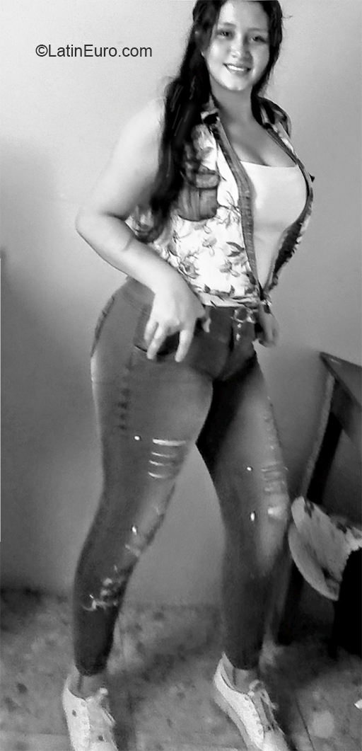 Date this nice looking Colombia girl Monica from Cota CO27195