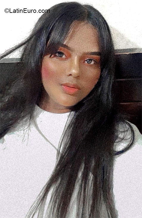 Date this pretty Colombia girl Paola from Barranquilla CO27213