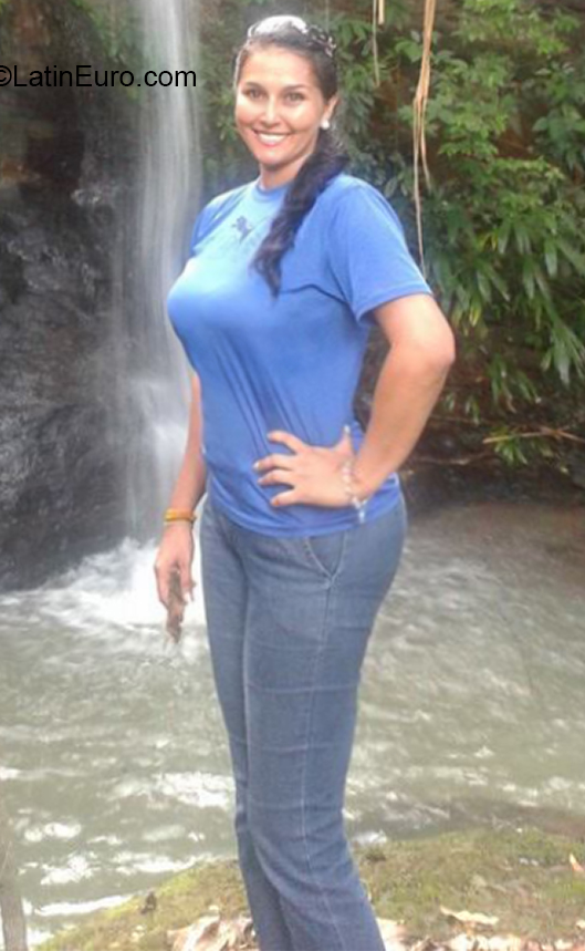 Date this athletic Colombia girl Gabriela from Medellin CO27282
