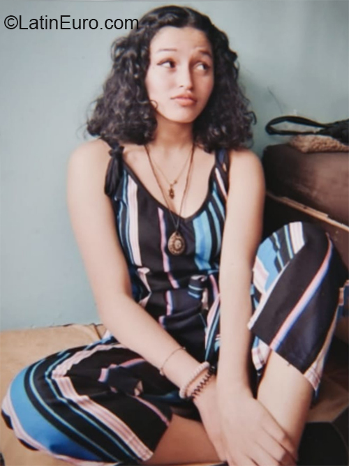 Date this attractive Colombia girl Luisa from Bogota CO27292