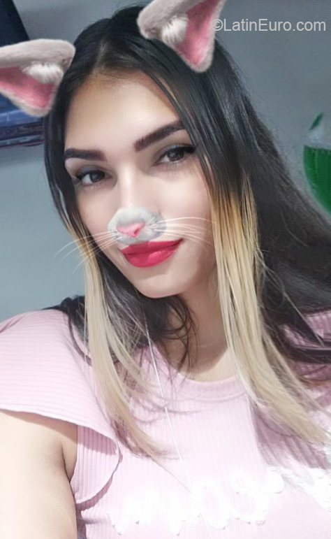 Date this foxy Colombia girl Jazmin from Pereira CO27305