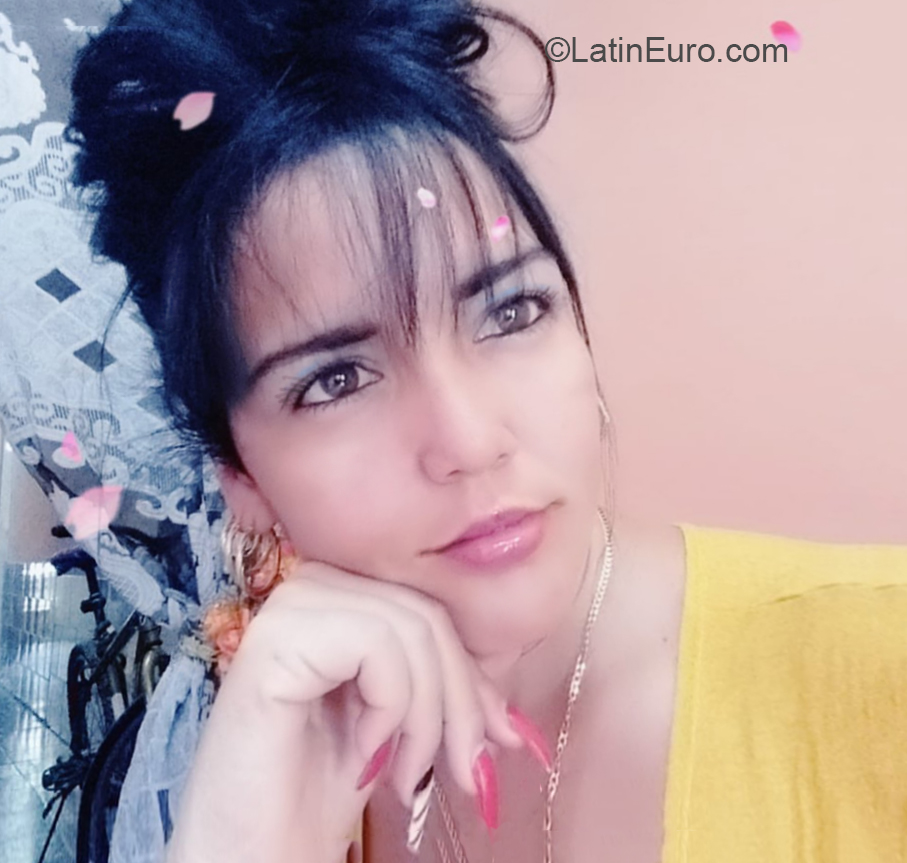 Date this passionate Cuba girl Mara from Camaguey CU684