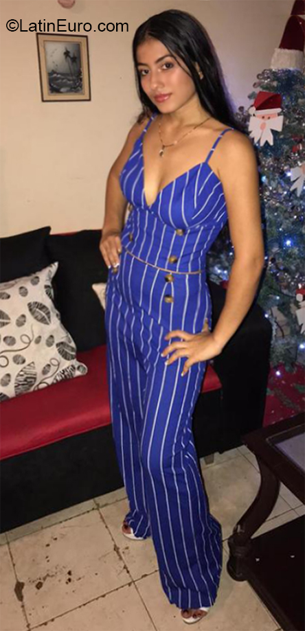 Date this sultry Colombia girl Vanessa from Buenaventura Valle CO27478