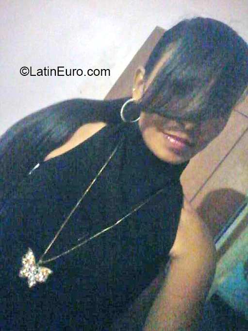 Date this nice looking Venezuela girl Paola from Maracaibo VE3223