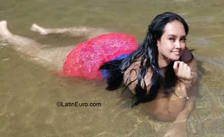 Date this attractive Colombia girl Kris from Medellin CO27554