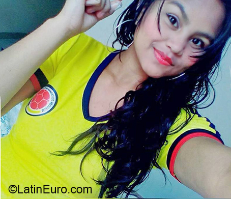Date this attractive Colombia girl Linet from Bogota CO27587