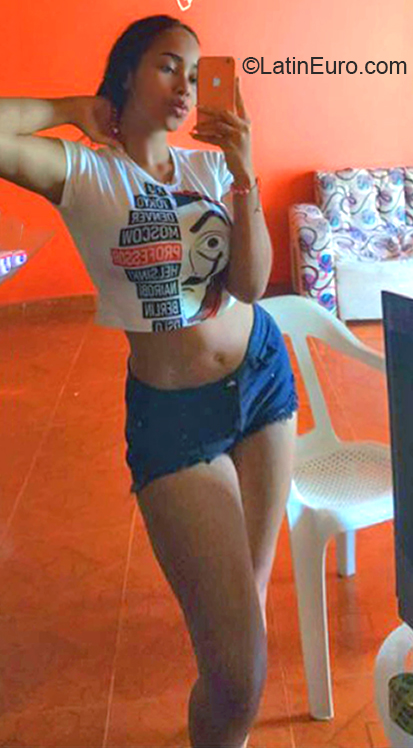 Date this pretty Colombia girl Nayeli from Buenaventura CO27626