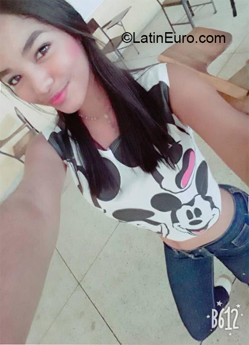 Date this attractive Venezuela girl Mariangel from Falcon VE3269