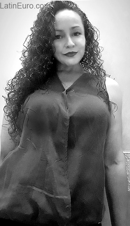 Date this stunning Colombia girl Luz from Bogota CO27658