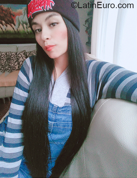 Date this foxy Colombia girl Andrea from Bogota CO27716