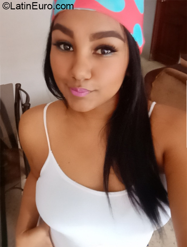 Date this happy Ecuador girl Daniela from Guayaquil EC550