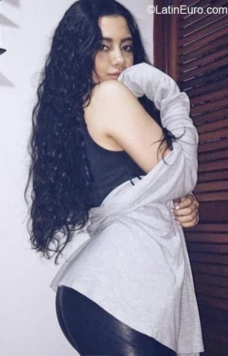 Date this beautiful Venezuela girl Verona from Caracas VE3337