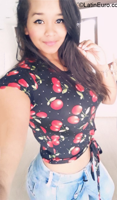 Date this lovely Venezuela girl Dayana from  VE3721