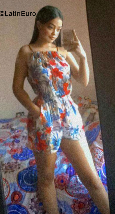 Date this nice looking Colombia girl Emily from Cali CO28156