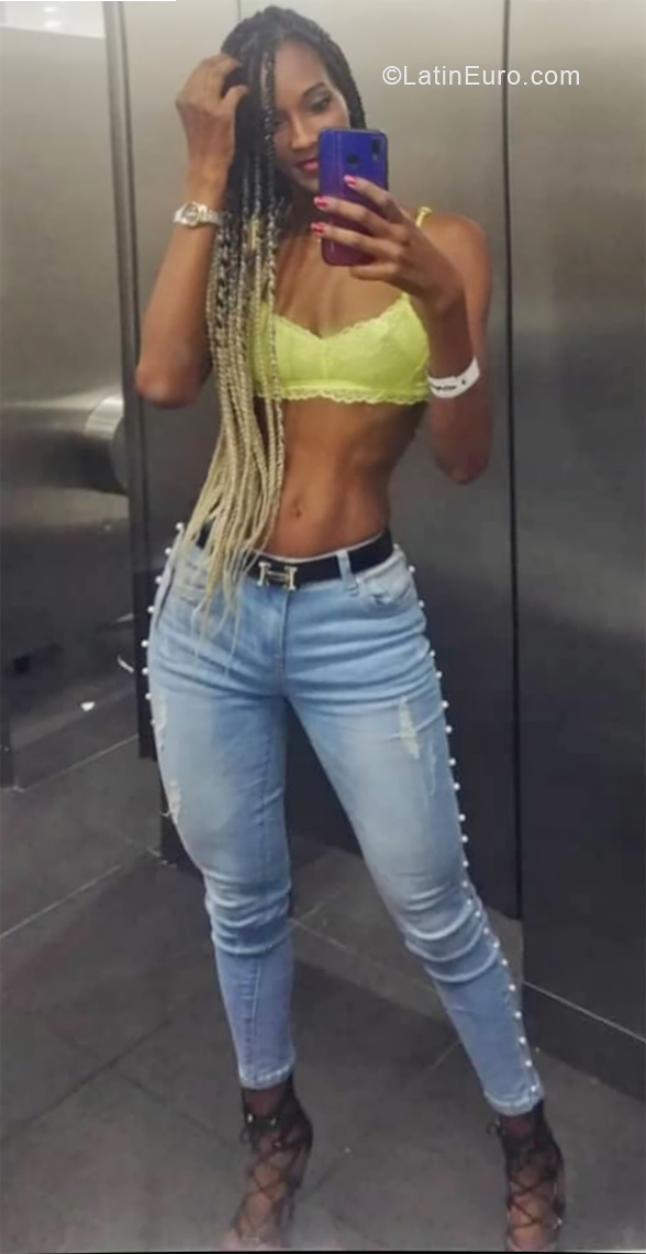 Date this happy Colombia girl Vane from Bogota CO28182