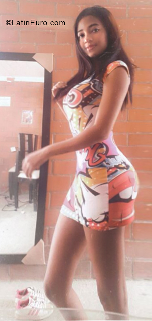 Date this voluptuous Colombia girl Eliana from Cali CO28293