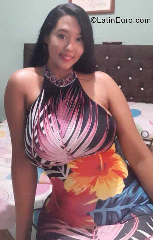 Date this stunning Colombia girl Camila from Cali CO28354