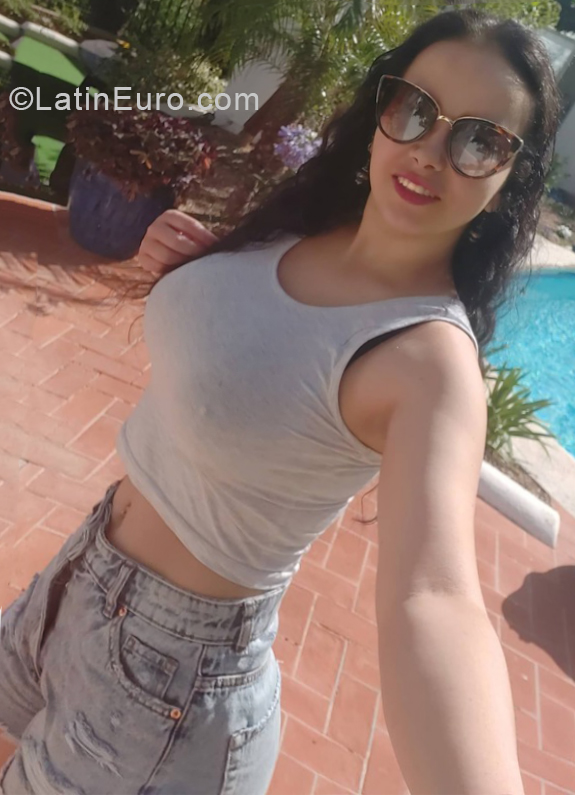 Date this beautiful Colombia girl Lizz from Pereira CO28324