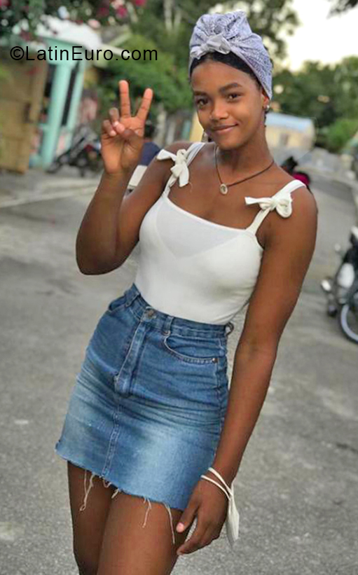 Date this funny Dominican Republic girl Lianyi from Hato Mayor DO38639