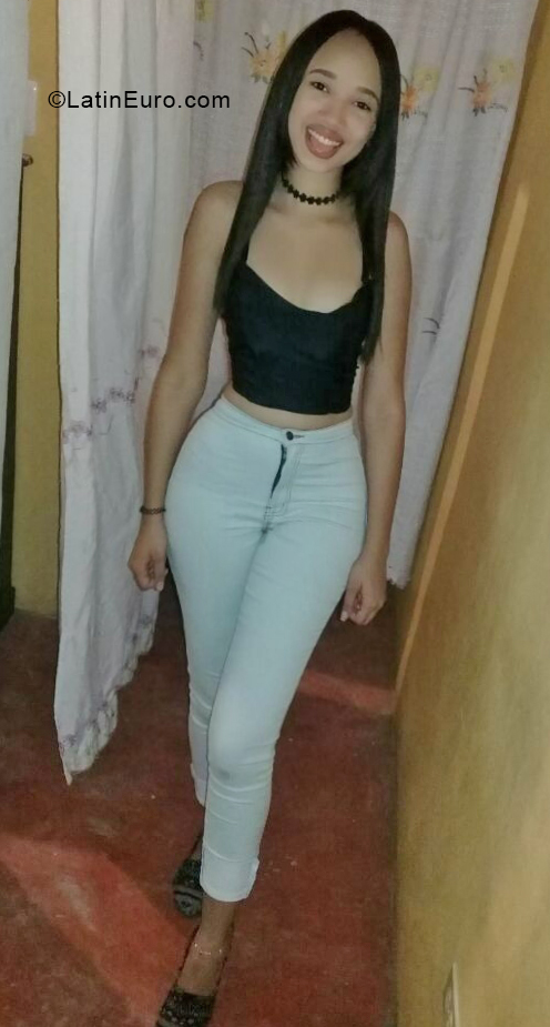 Date this foxy Dominican Republic girl Celina from Santo Domingo DO38645