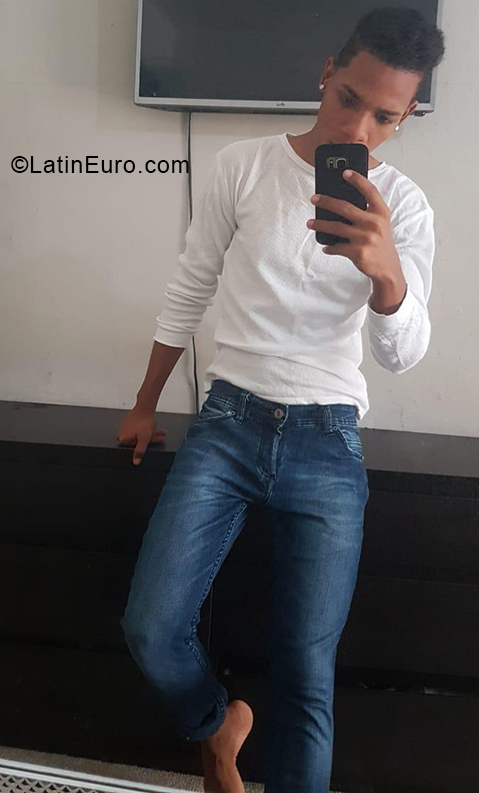 Date this pretty Dominican Republic man Jean from Santo Domingo DO38675