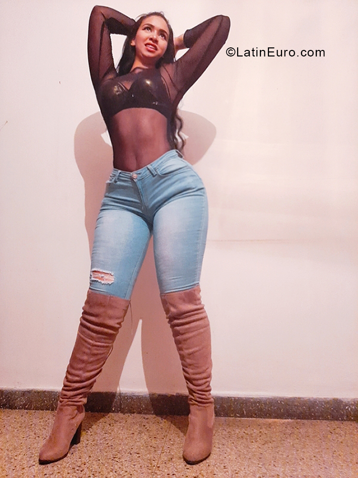 Date this nice looking Venezuela girl Michell from Valencia VE3475