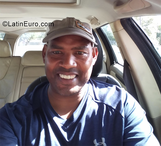 Date this tall United States man Chris from Tulsa US20963