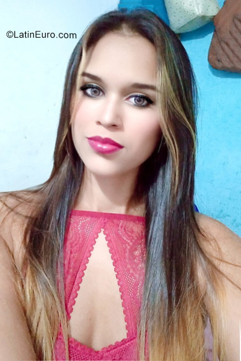 Date this voluptuous Colombia girl Reina from Barranquilla CO28692