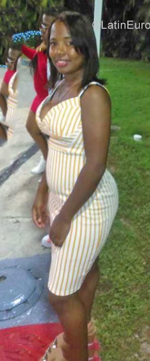 Date this nice looking Dominican Republic girl Karina from Santo Domingo DO38897