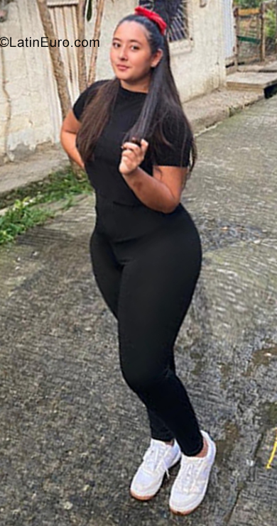 Date this attractive Colombia girl Valentina from Medellin CO28802