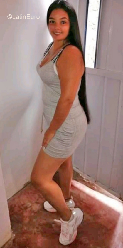 Date this nice looking Colombia girl Belkis from Barranquilla CO28941