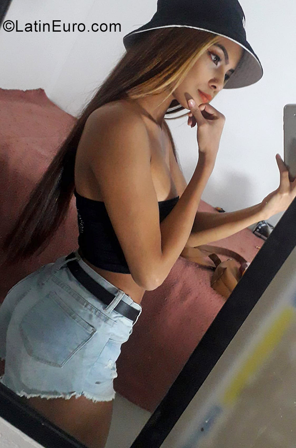 Date this gorgeous Colombia girl Silvana from Medellin CO29205