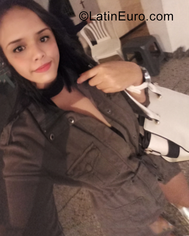 Date this beautiful Venezuela girl Daniela from Valencia VE3695