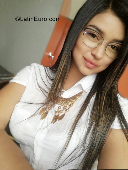 Date this sultry Colombia girl Moni from Bogota CO29266