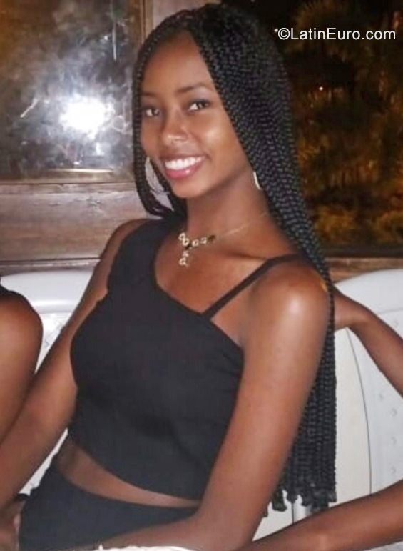 Date this attractive Colombia girl Carla from Medellín CO29329