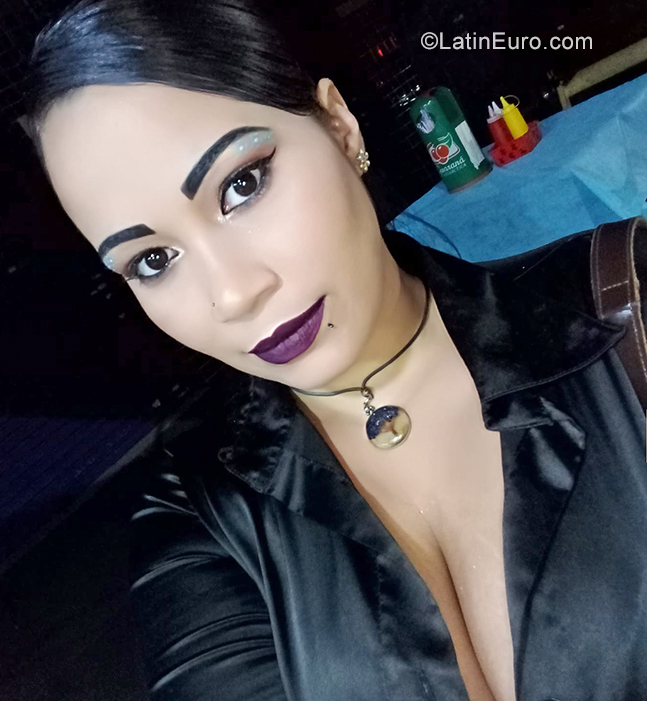 Date this attractive Brazil girl Angela from Curitba BR11313