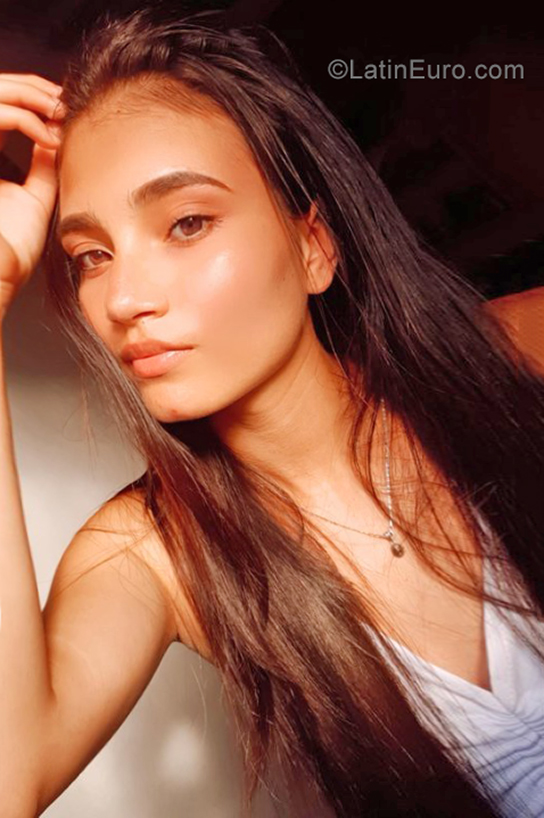 Date this foxy Colombia girl Maryuri from Medellin CO29361