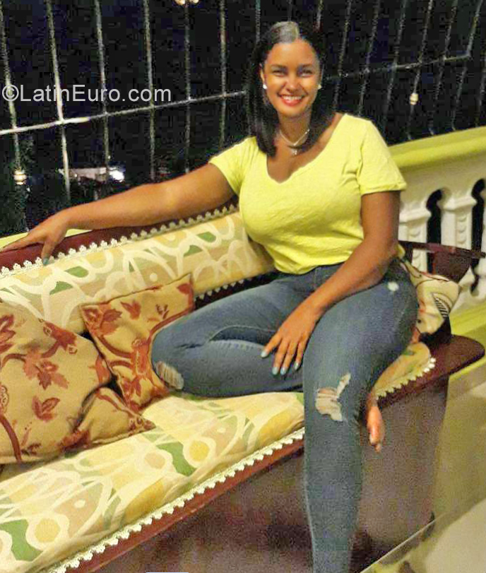 Date this voluptuous Dominican Republic girl ANA from Cualquier Lugar DO39483