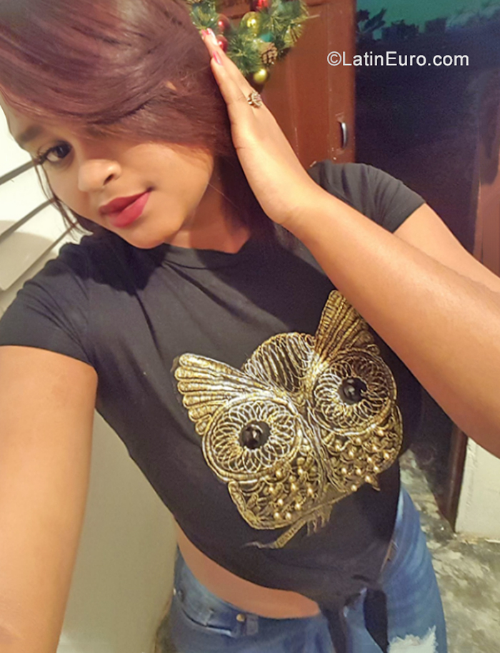 Date this nice looking Dominican Republic girl Anyi from Santo Domingo DO39509