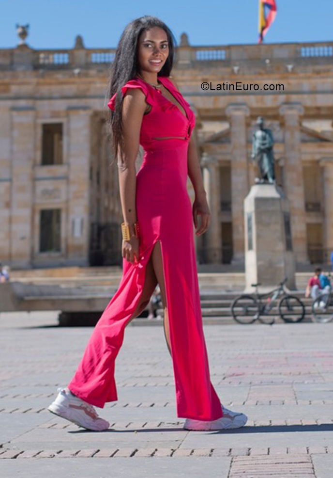 Date this athletic Colombia girl Hanna from Bogota CO29752