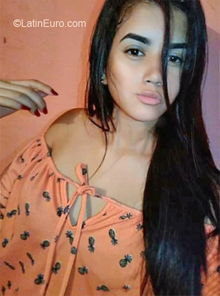 Date this sultry Venezuela girl Alexandra from Valencia VE3831