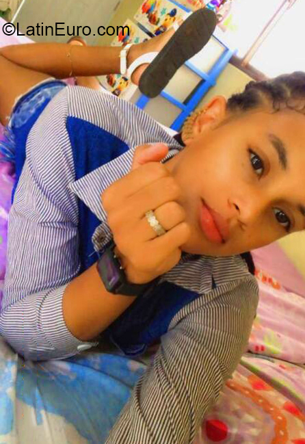 Date this happy Dominican Republic girl Manuela from Dajabon DO39662